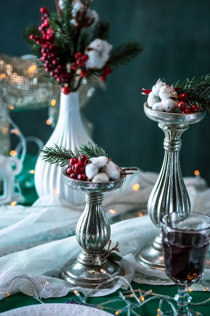 装飾の美しいクリスマステーブルの設定