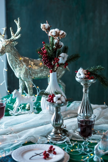 Free photo beautiful christmas table setting with decorations