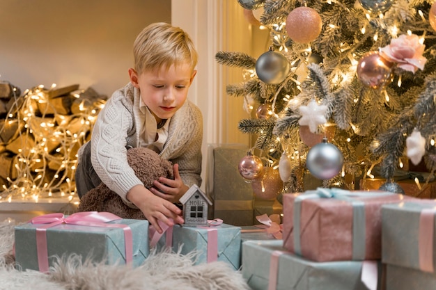 Bellissimo albero di natale che decora il concetto