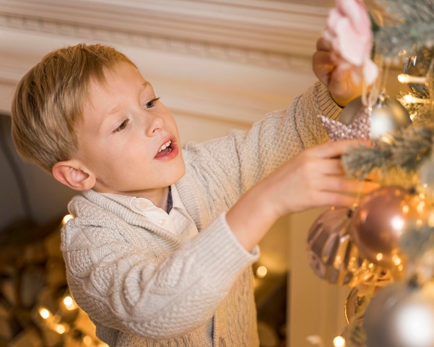 Bellissimo albero di Natale che decora il concetto