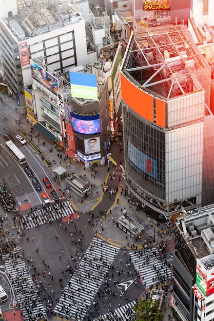 混雑した通りのある美しい街の風景