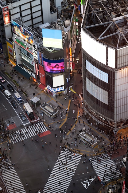 人々が通りを歩いている美しい都市風景