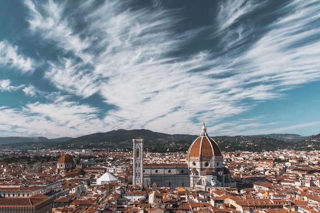 Красивый городской пейзаж с историческими зданиями во Флоренции, Италия