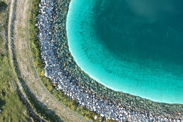 緑の野原で美しい澄んだ青い湖を上から撮影