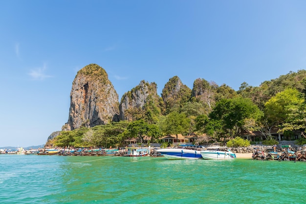 태국 크라비 라일레이(Railay) 해변 근처 아오 프라낭(Ao Phra Nang)의 아름다운 청록색 푸른 바다