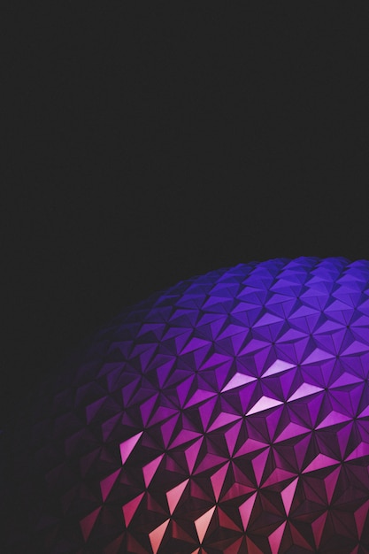 Foto gratuita bello colpo del primo piano di epcot preso alla notte con le trame colorate stupefacenti e il fondo scuro