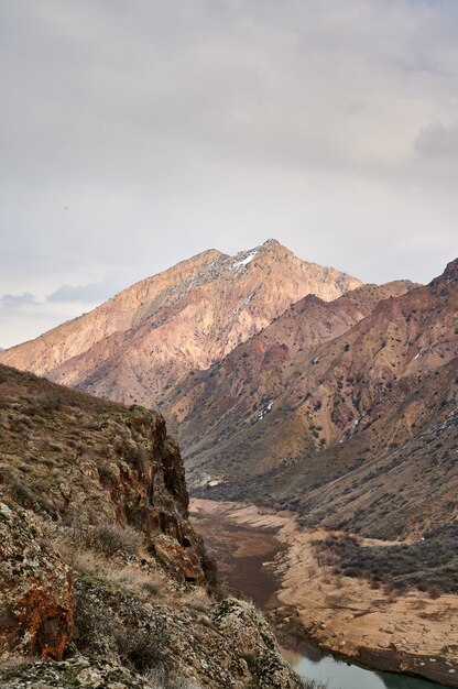 흐린 날 아르메니아의 Azat 저수지를 둘러싼 산맥의 아름다운 근접 촬영