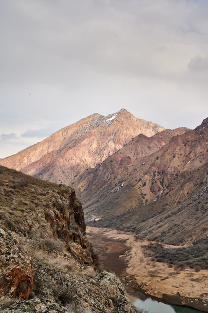 흐린 날 아르메니아의 Azat 저수지를 둘러싼 산맥의 아름다운 근접 촬영