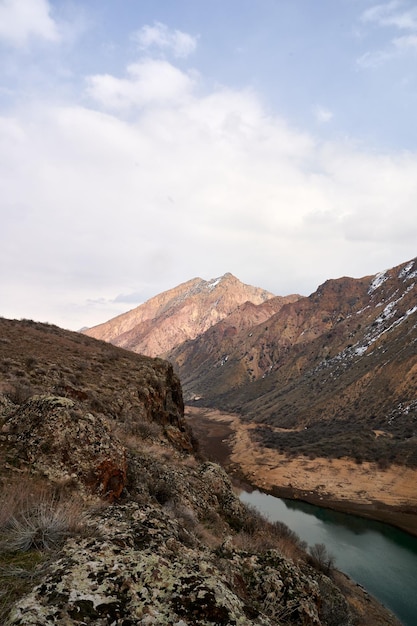 曇りの日にアルメニアのアザット貯水池を囲む山脈の美しいクローズアップショット