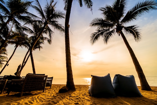 Free photo beautiful coconut palm tree on the beach and sea