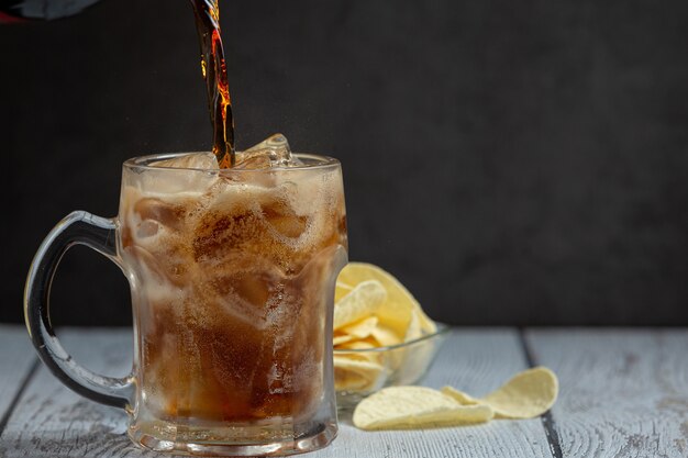 アイスキューブとコーラの美しい冷たい飲み物