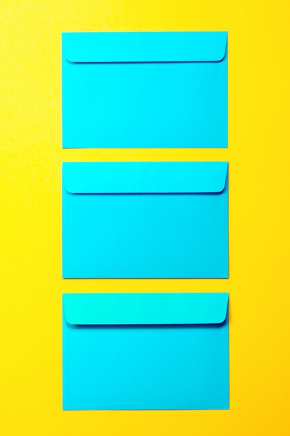 노란색 배경, 패션 S에 아름 다운 화려한 블루 봉투