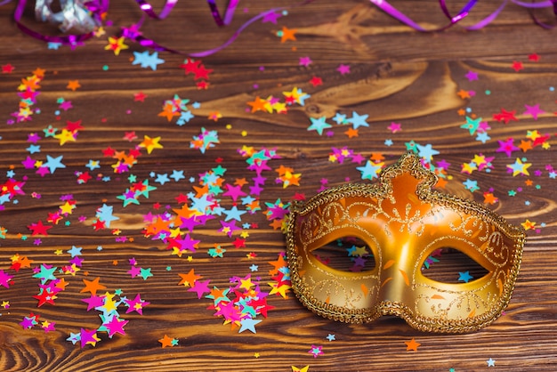 Free photo beautiful colorful mask and confetti