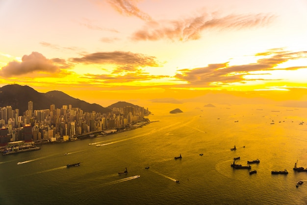 홍콩 도시의 스카이 라인에서 아름 다운 화려한 일몰