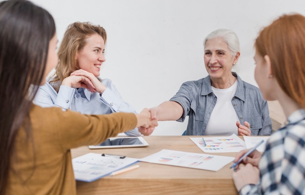 Foto gratuita bella comunità di donne insieme