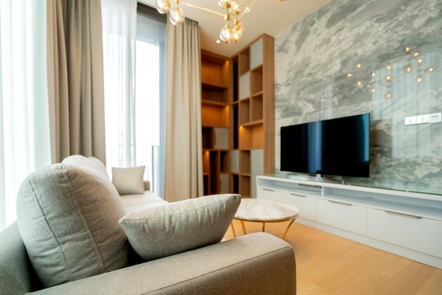 자연광 fron bir 창 흰색 커튼이 있는 아름답고 현대적인 디자인 아파트