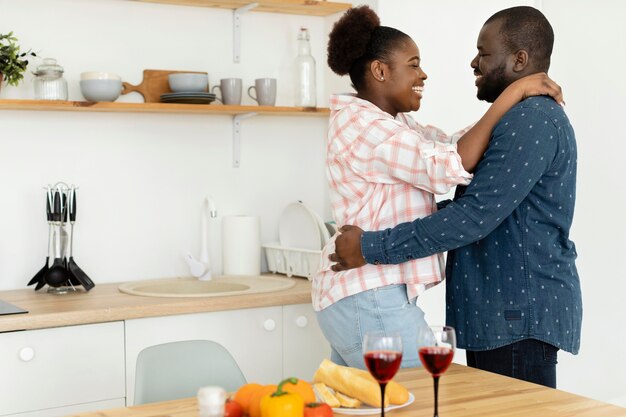 Free photo beautiful couple being together in the kitchen