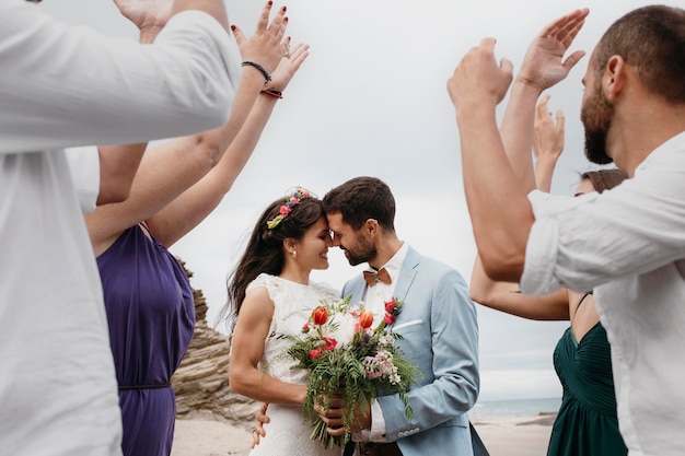 ビーチで結婚式をしている美しいカップル