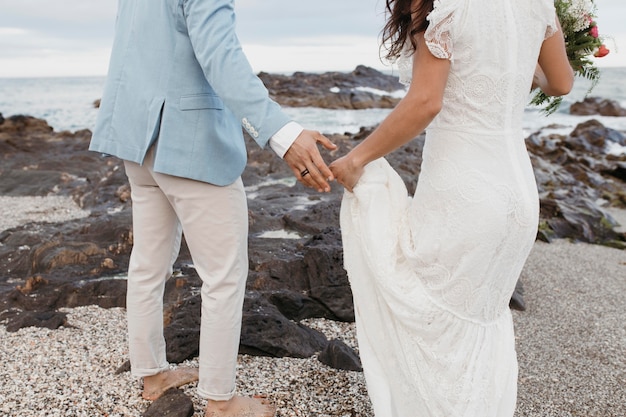 해변에서 그들의 결혼식을 갖는 아름 다운 커플