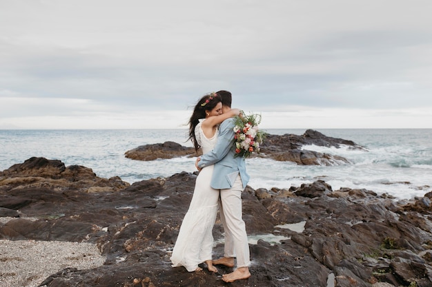 해변에서 그들의 결혼식을 갖는 아름 다운 커플