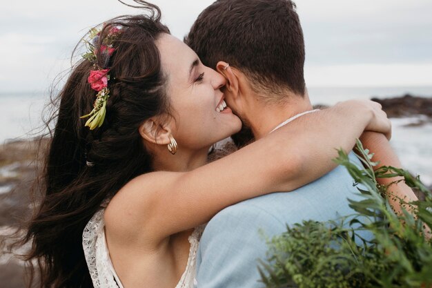 ビーチで結婚式をしている美しいカップル