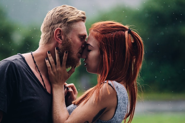 빗속에서 밖에서 키스하는 아름다운 커플