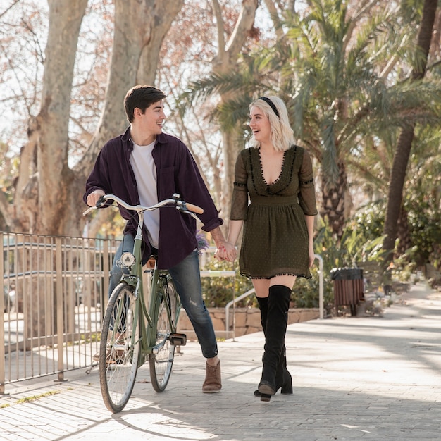 自転車で公園で美しいカップル