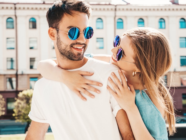 Free photo beautiful couple posing at the street