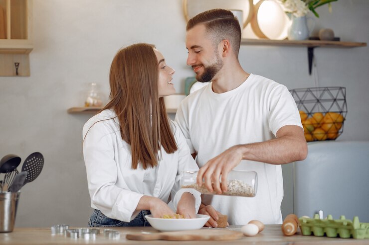 Бесплатный Фотография красивая пара готовит еду на кухне