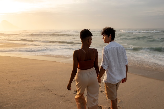 Бесплатное фото Красивая пара показывает любовь на пляже у океана