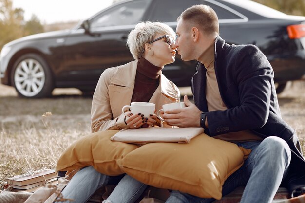 아름 다운 부부 는가 필드에 시간을 보내고