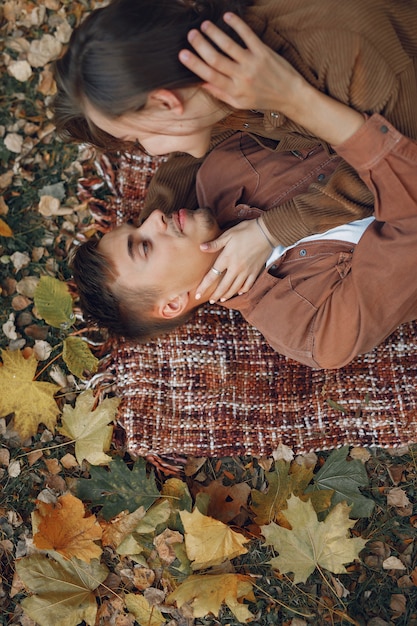 Free photo beautiful couple spend time in a autumn park