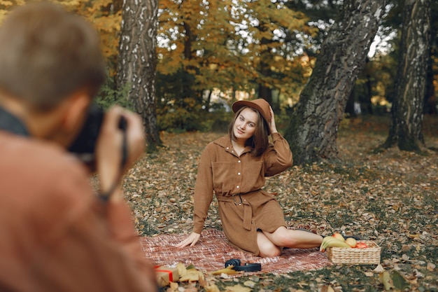 Foto gratuita le belle coppie trascorrono il tempo in un parco di autunno