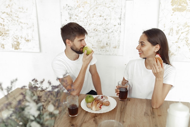 Free photo beautiful couple spend time at home