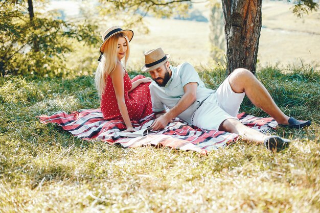 Бесплатное фото Красивая пара проводит время в летнем парке
