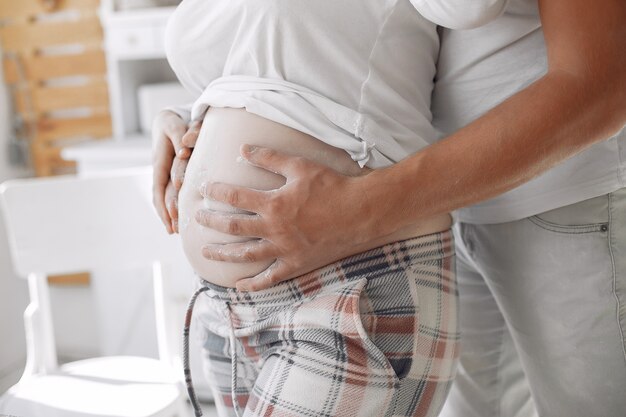 아름 다운 부부는 부엌에서 시간을 보내고