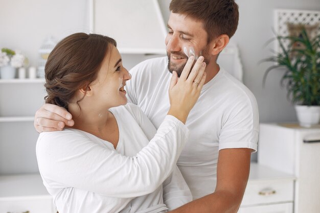 아름 다운 부부는 부엌에서 시간을 보내고