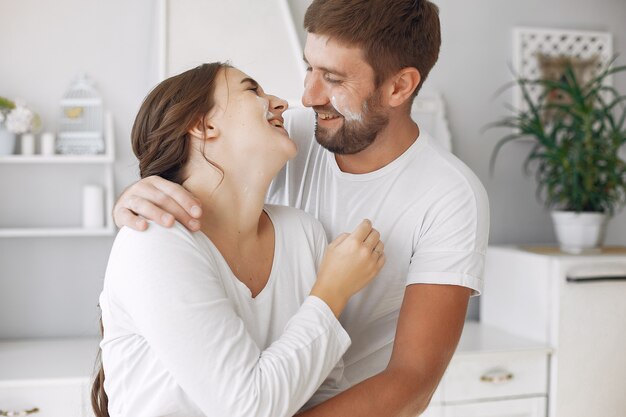 아름 다운 부부는 부엌에서 시간을 보내고