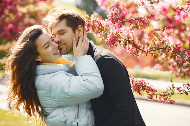 Foto gratuita belle coppie trascorrono del tempo in un parco di primavera