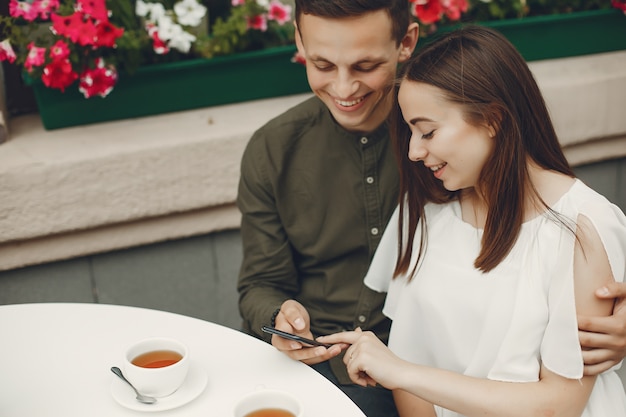 Free photo beautiful couple spend time in a summer city