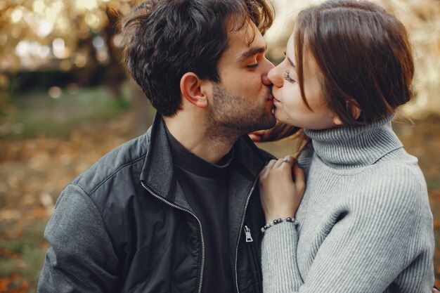 아름 다운 부부는 여름 도시에서 시간을 보내고