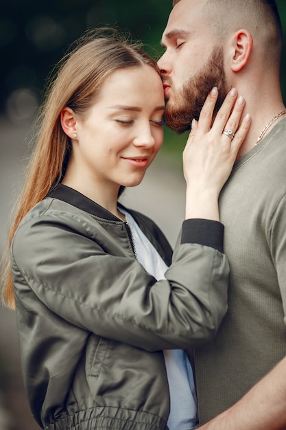 아름 다운 커플 여름 숲에서 시간을 보내고