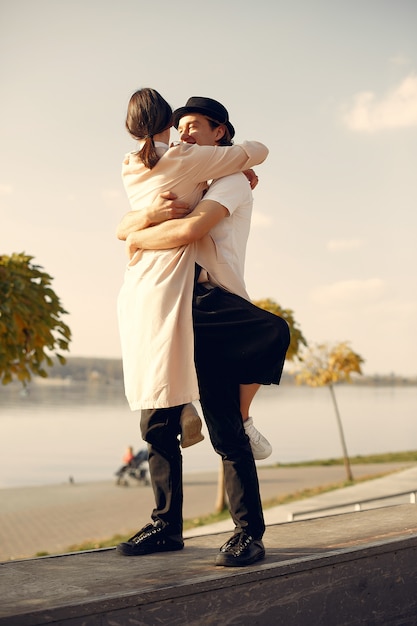 아름 다운 커플 여름 숲에서 시간을 보내고