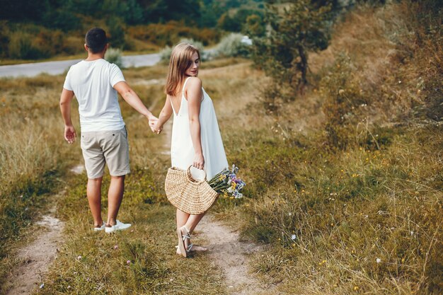 아름 다운 커플 여름 공원에서 시간을 보내고