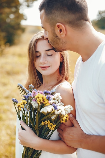 아름 다운 커플 여름 공원에서 시간을 보내고