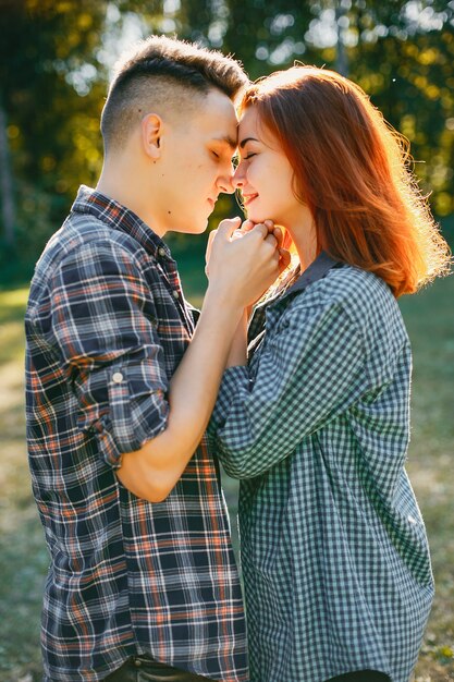 아름 다운 커플 여름 공원에서 시간을 보내고