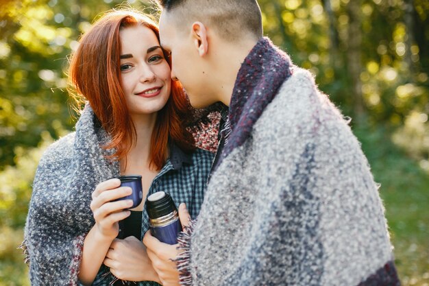 아름 다운 커플 여름 공원에서 시간을 보내고