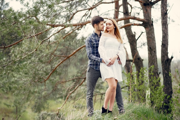 Free photo beautiful couple spend time in a summer park