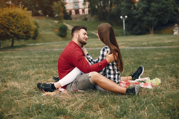 Foto gratuita belle coppie trascorrono del tempo in un parco estivo