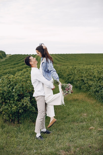 아름 다운 커플 여름 필드에서 시간을 보낸다